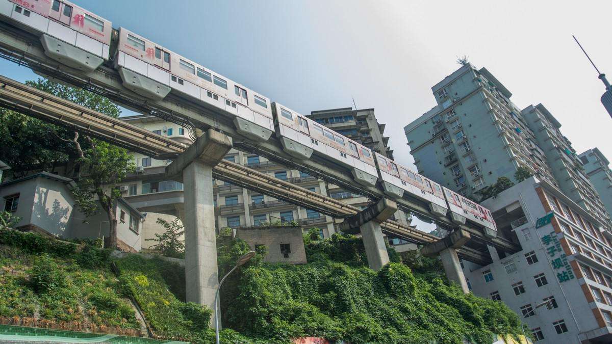 轻轨穿楼
