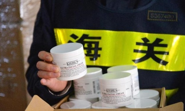 印着“科颜氏”商标的假货